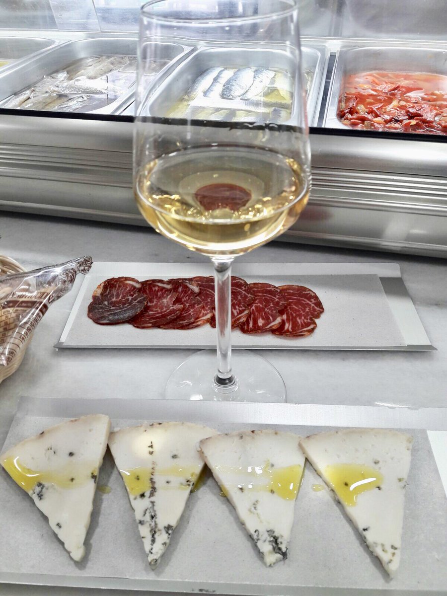 balandrovinos's tweet photo. ...Vinos de barra y mesa: Manzanilla Apartada Las Botas @dejavier_ #tapas #balandreando #manzanilla #SanFernando #Cadiz https://t.co/rRzjkFXvd3