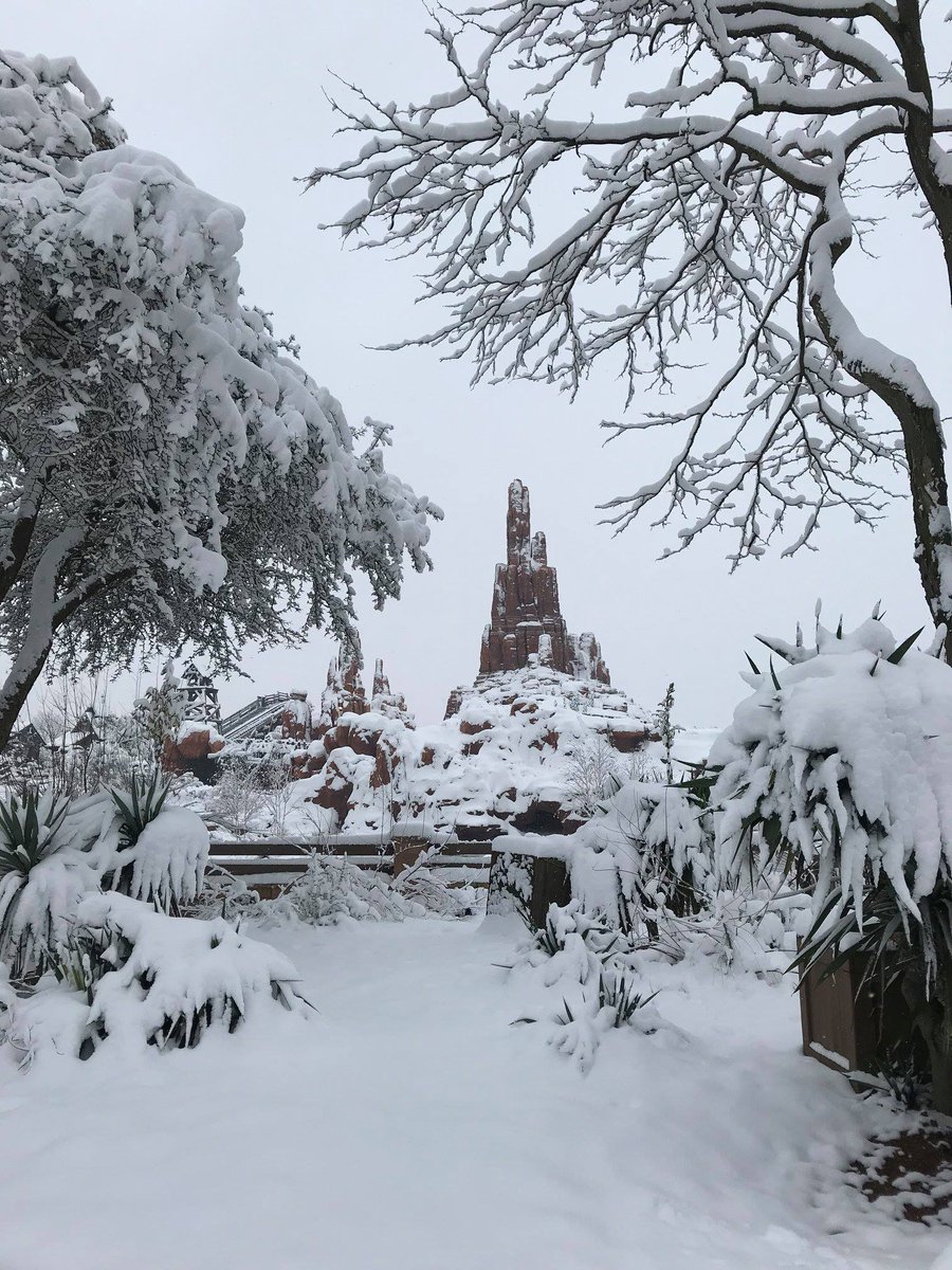 ThunderideBTM's tweet photo. C'est bien la première fois que la couche de neige est si importante dans l'ouest américain! ;) (Photos Ambassadeurs Disneyland Paris) https://t.co/AoQFQLWzq6