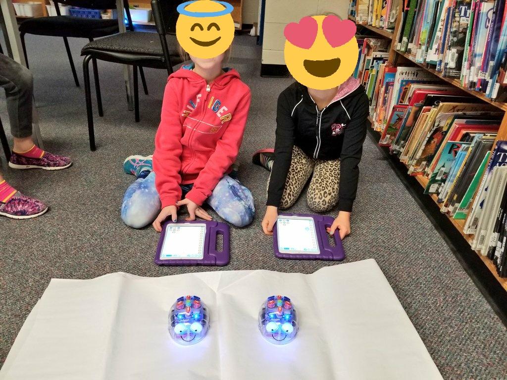 FJewellCormier's tweet image. Blue Bot ice dancing @SharonPublic. #girlscancode #robotolympics