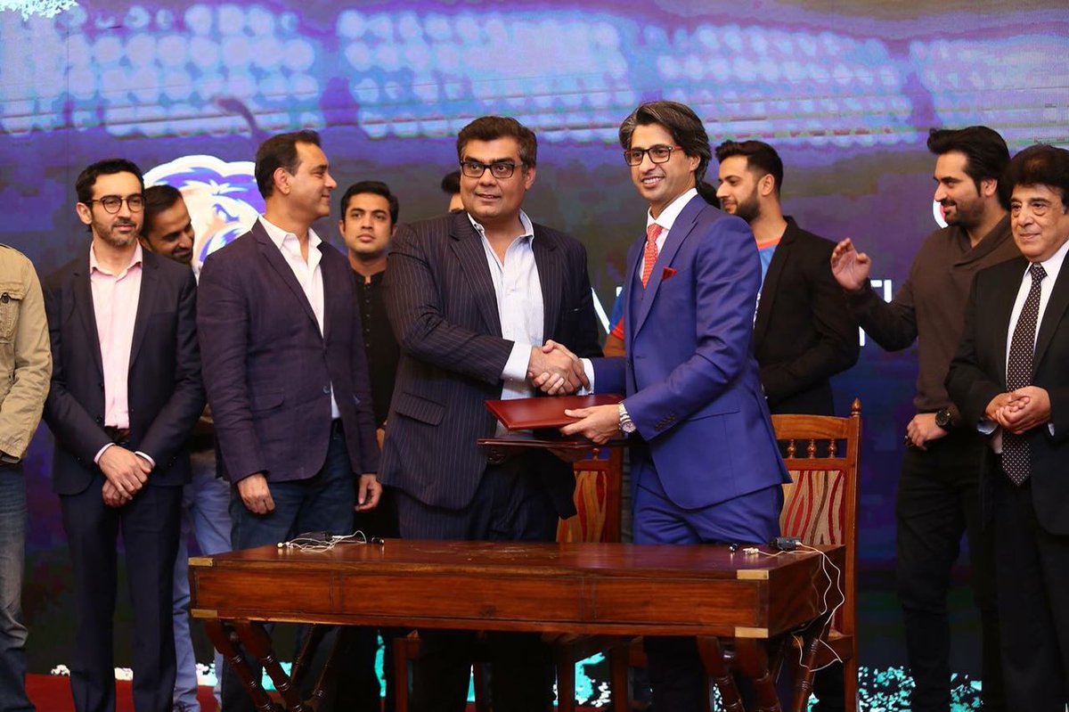KarachiKingsARY's tweet photo. @Salman_ARY the owner of Karachi Kings along with TCS President and CEO - M.A. Mannan at the press conference of Karachi kings while signing https://t.co/ZGvy4NpQ7R as their Official merchandise #KarachiKings today in Karachi.
#DeDhanaDhan #SupportKK https://t.co/7Jx0TAmPuD