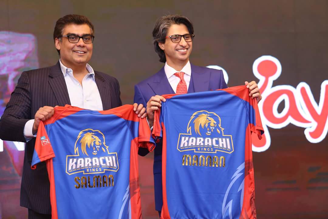 KarachiKingsARY's tweet photo. @Salman_ARY the owner of Karachi Kings along with TCS President and CEO - M.A. Mannan at the press conference of Karachi kings while signing https://t.co/ZGvy4NpQ7R as their Official merchandise #KarachiKings today in Karachi.
#DeDhanaDhan #SupportKK https://t.co/hZMv1sVTA0