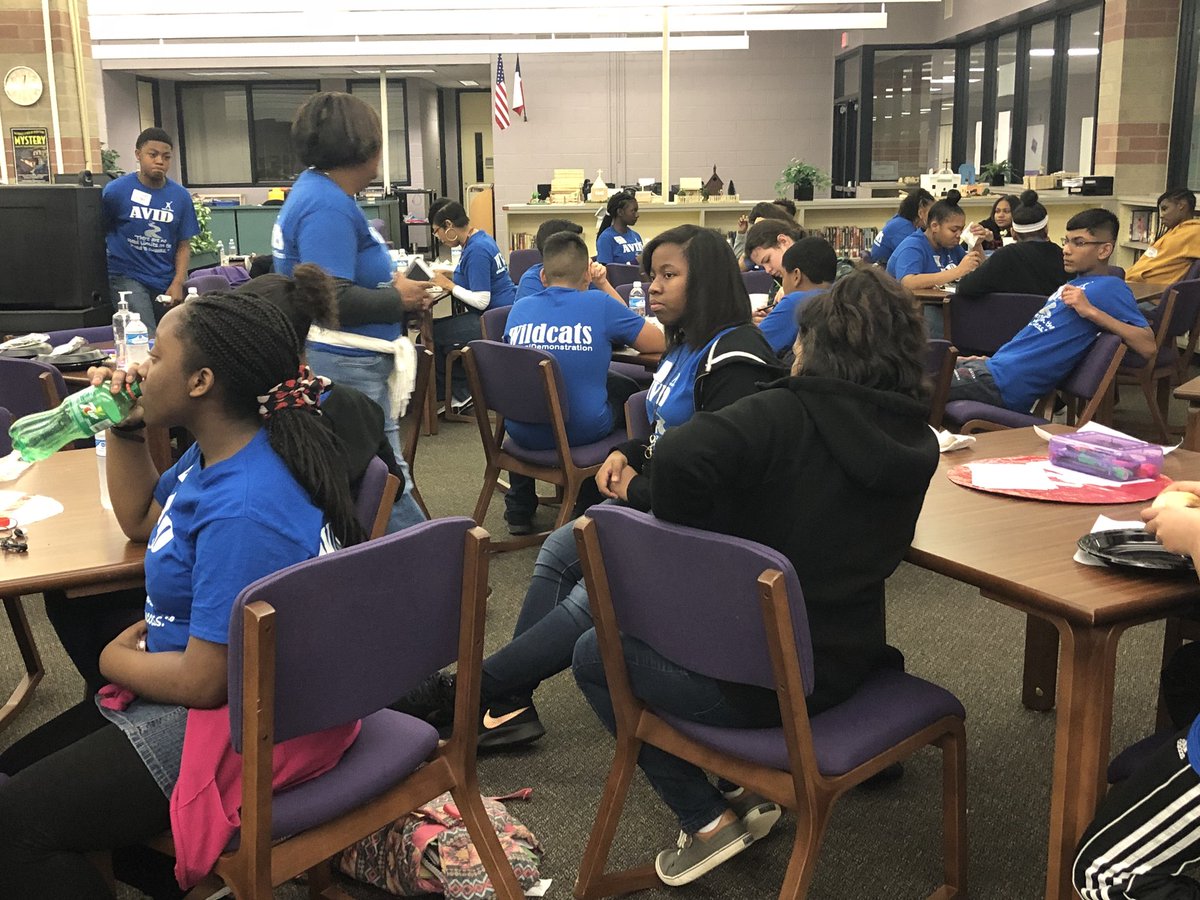HumbleISD_HMS's tweet photo. . #AVIDambassadors @HumbleISD_HMS enjoying the lunch provided by J Christopher’s Pizza and Pasta! #delicious #AVID #HMSfamily 🍝🍕 https://t.co/5DsbCEeAXv