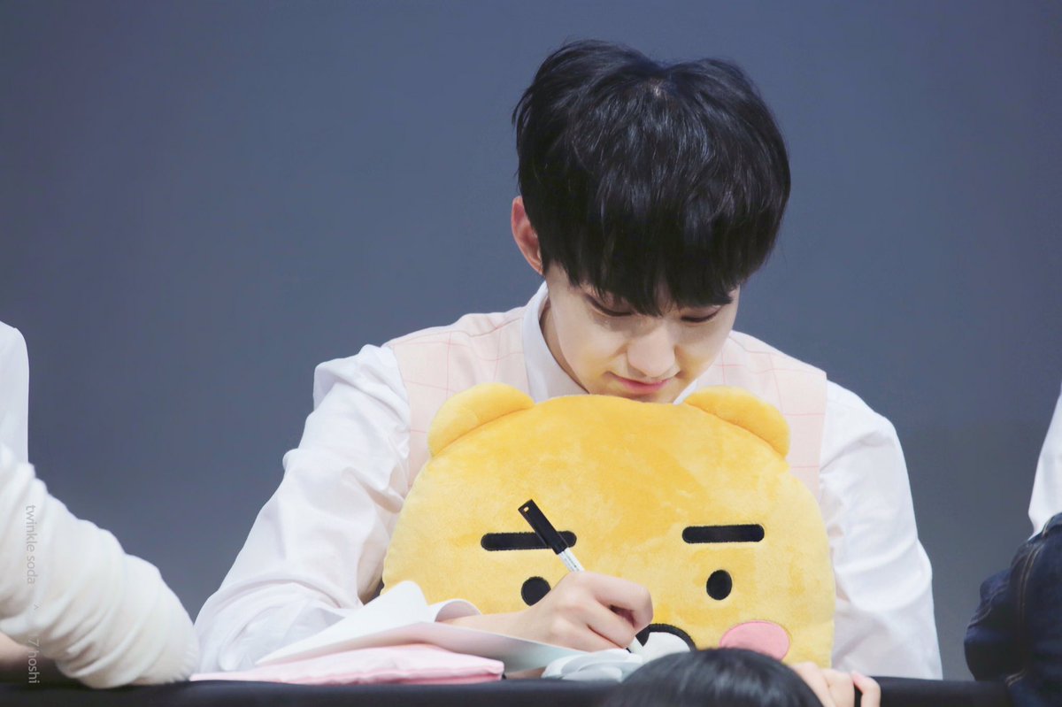 Hoshi_tomtom's tweet photo. 당신의 곁에는 별다른 이유없이
따뜻함만 가득했으면 좋겠다
당신을 아프게 하는 것들도
알아서 비켜갔으면 좋겠고
스스로가 소중하다는 사실을
잊지 않고 사랑했으면 좋겠다

이유없이, 흔글 https://t.co/qqw2LTkGW8