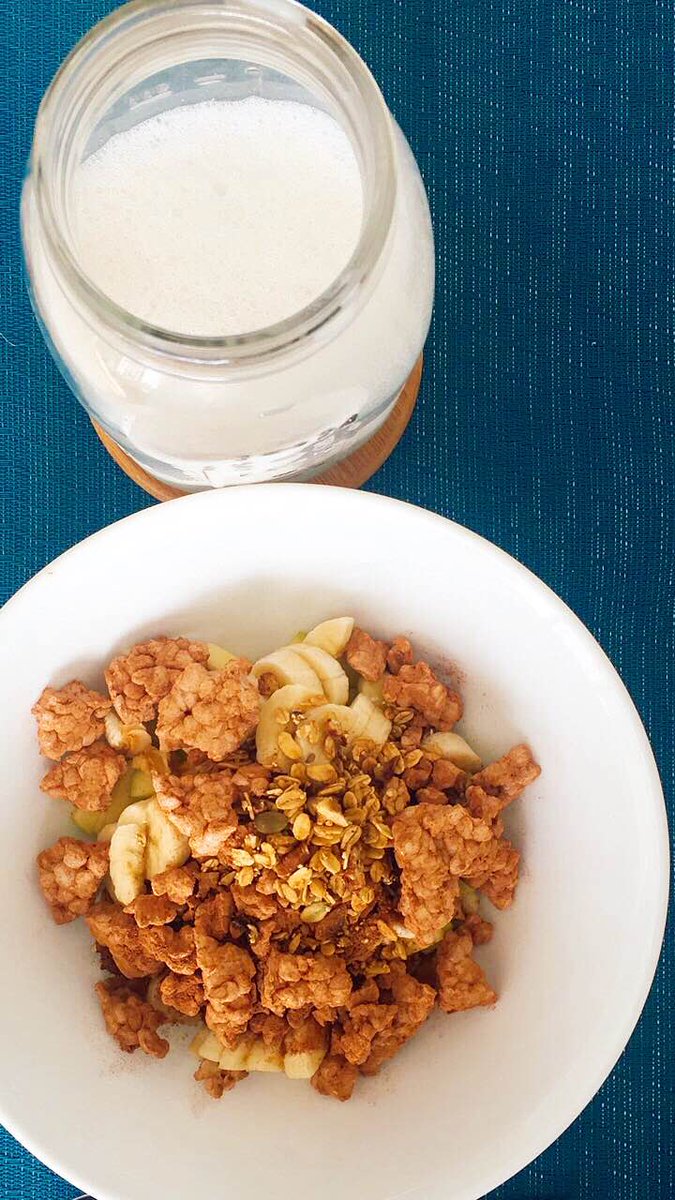 Chefveganmike's tweet photo. ¿Te gusta desayunar leche con cereal?, ¡Crea el tuyo, mucho más saludable y delicioso!  🍌  🍒 🍓Si quieres la receta déjame tus comentarios. Éste es #Chococrispis hecho en casa y rica leche de   nuez de la india, completamente cruda. 😋¡Delicioso! https://t.co/oYATqAM3ga