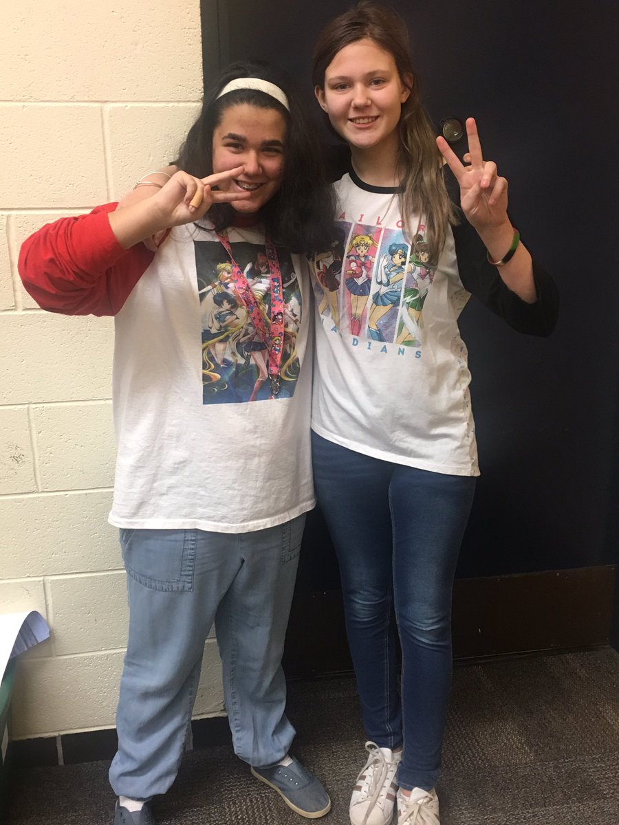 kgrabowski_LMS's tweet photo. Twinning in Room 103! #spiritweek @LarsonMS https://t.co/NJ8wEnF5R6