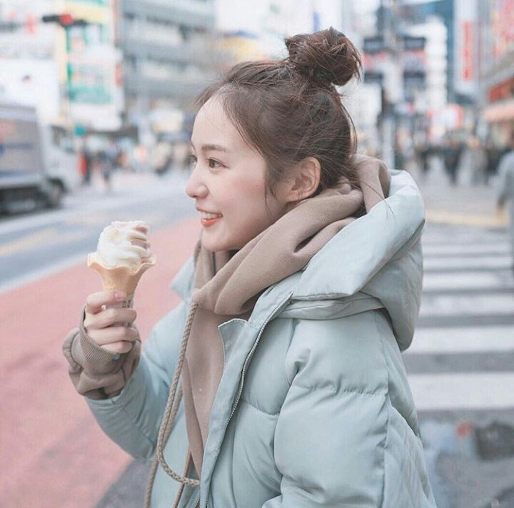 tinkerlbae's tweet photo. @ShoutOut3Sub Meskipun cuaca hari itu masih terbilang dingin, Han Iseul memakan es krim miliknya dengan perasaan senang. 

"Ini sangat enak! Kau yakin tak mau mencobanya?" https://t.co/PzaUJJ9qvK
