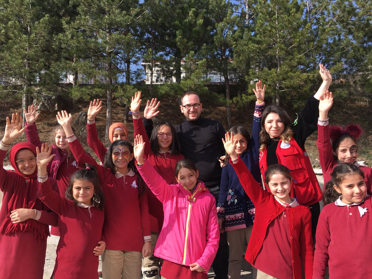 Eskipazarda Şehit Cafer Demirhan İmam Hatip Ortaokulunu ziyaret ettik. Sokak oyunlarından yüz boyamaya, el baskısından merkezimizin tanıtımına kadar uanan faaliyetimiz yüzleri güldürdü. Güzel enerjileri ile bizle olan çoçuklarımıza teşekkür ederiz.
#MerkezimHerYerde