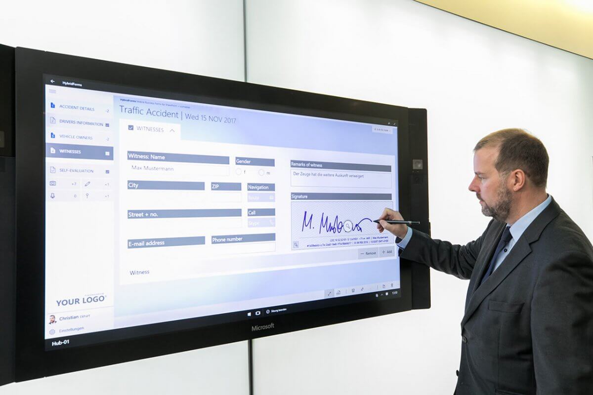 ChristianEkhart's tweet photo. Showing @icomedias #HybridForms  Police w @MicrosoftPSNS @Samsung at #polizeikongress Berlin https://t.co/88r9LZMF6x