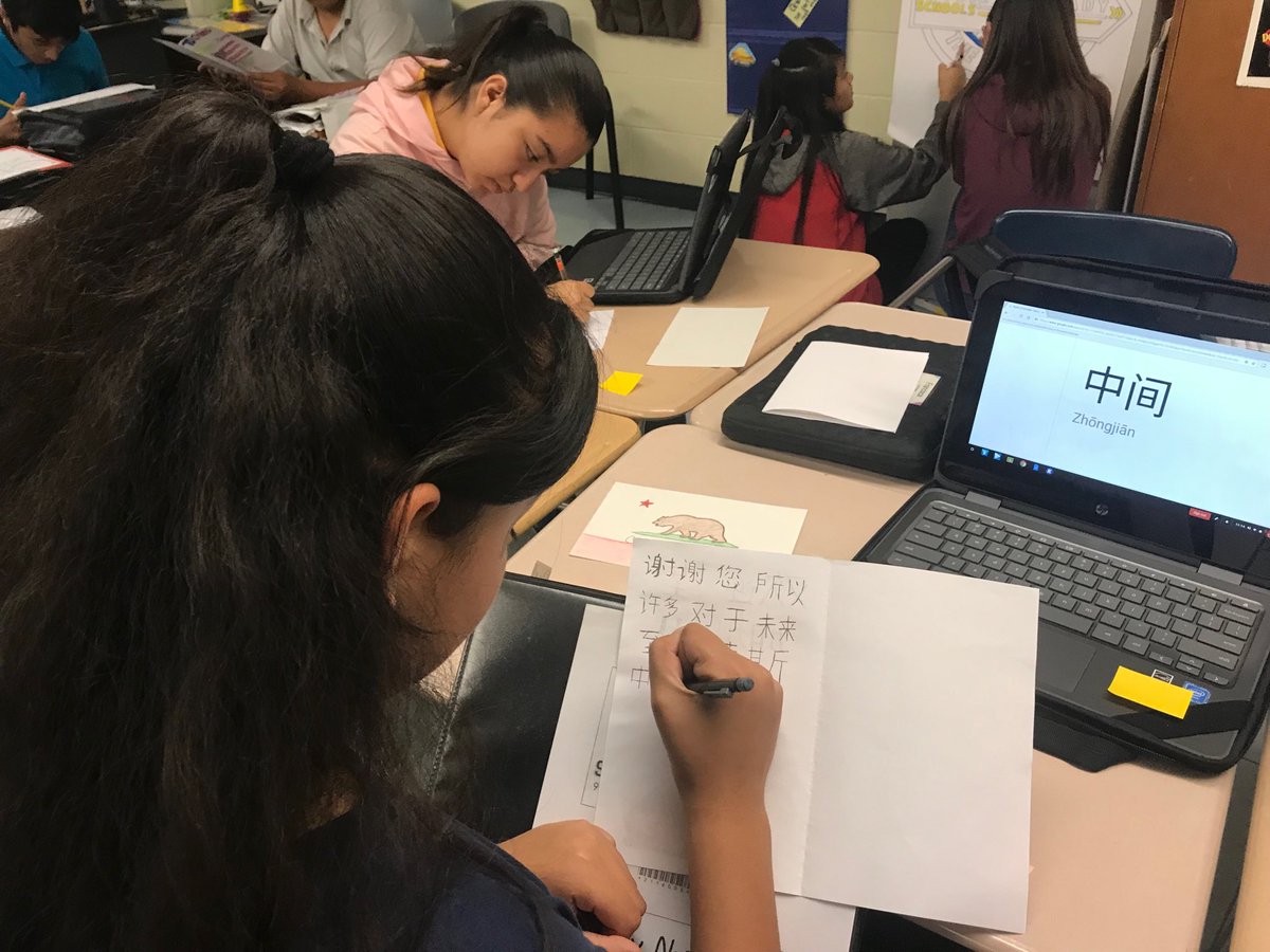 SimonsPUSD's tweet photo. Students using Google Translate to scribe a card in our guests first language to give to them before they leave #proudtobePUSD #digitalSimons #simonspusd https://t.co/3TqiOtukEX