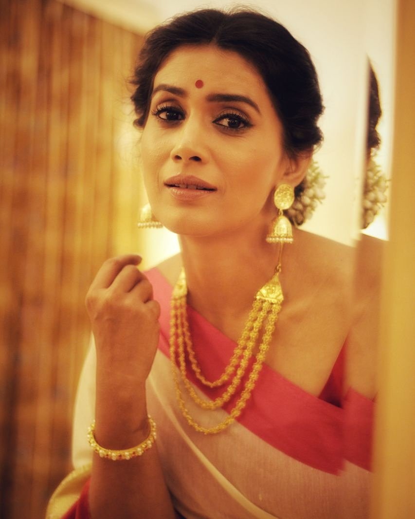 sonalikulkarni's tweet photo. I can be in this look, I can be this look and I love this look💕 What a gorgeous saree n d classic red n white combination 😍  @aadyaaoriginals jewellery by dear @SayaliMarathe 😘😘😍 Saree by @Admyrin 😍Thank u for capturing this @shrutisbagwe 😘
Styled by @prache1 😘 #Gulabjaam https://t.co/h8fVv6XG19