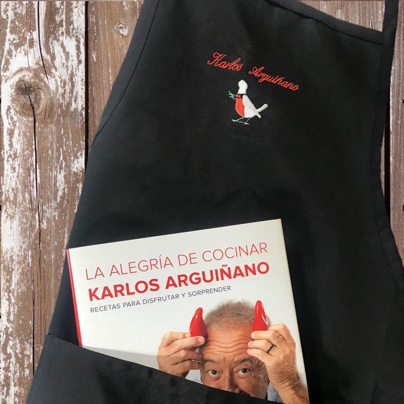 tiendahogarutil's tweet photo. El último libro de #recetas de @karguinano "la Alegría de Cocinar " - y el #delantal Negro Bordado de Arguiñano: De venta en @tiendahogarutil 

Precio= 28,90 euros 

Cómpralo aqui : https://t.co/yauVl8PRLy https://t.co/TRjyaf1UVL