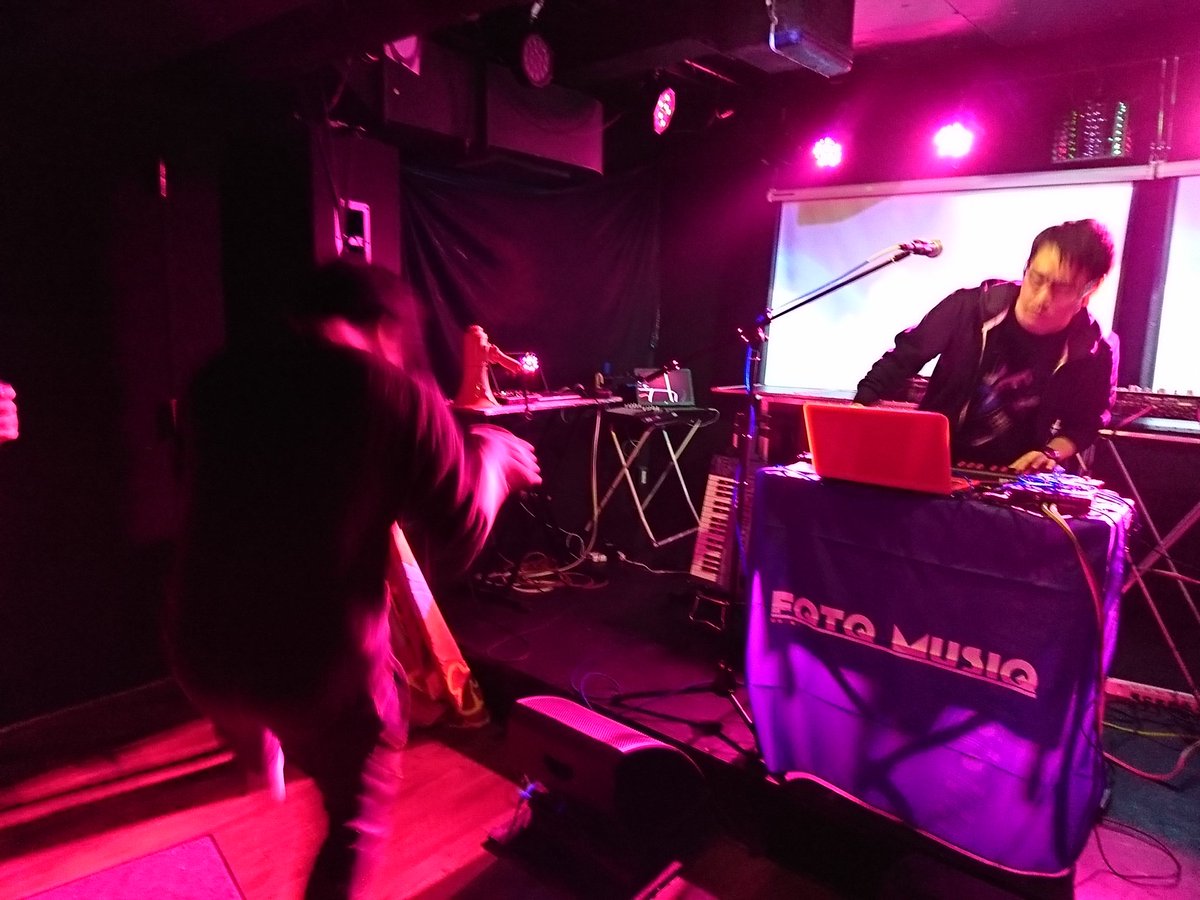 kaorydetan03's tweet photo. #CRAZYPOPS
主催のFQTQさんのライブで楽しそうに踊るAE35さんとDJカマイダさん。見てると幸せな気持ちになる。 https://t.co/KwWW0XnEOu