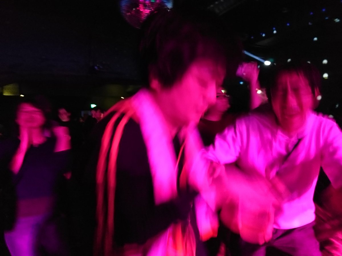 kaorydetan03's tweet photo. #CRAZYPOPS
主催のFQTQさんのライブで楽しそうに踊るAE35さんとDJカマイダさん。見てると幸せな気持ちになる。 https://t.co/KwWW0XnEOu