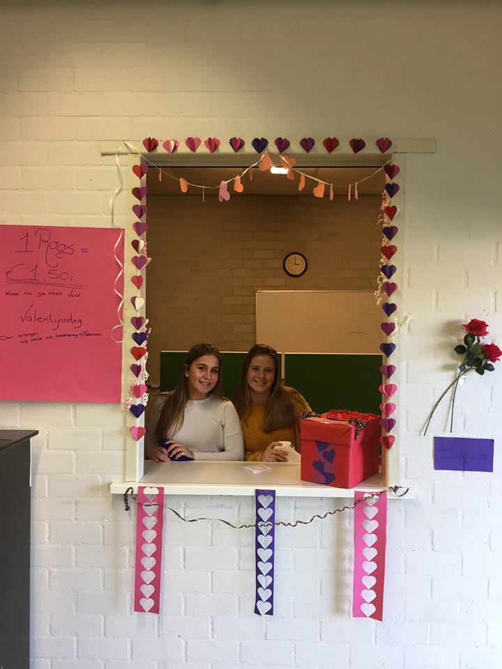 De liefde hangt in de lucht op De nieuwe Havo! Het is ook alweer bijna Valentijn. Leerlingen kunnen een boodschap aan een roos laten bezorgen aan hun grote schoolliefde. Of misschien wel aan de leukste docent 😆. #valentijnsdag #schoolliefde #goedonderwijs