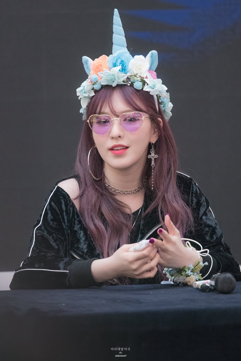 step_of_galaxy's tweet photo. 180204 스타필드 고양 팬싸인회 #레드벨벳 #웬디 
그대 모습은 보라빛처럼 살며시 다가왔지
예쁜 두 눈에 향기가 어려 잊을 수가 없었네
보라색 최고야 https://t.co/BoUl22DTSi
