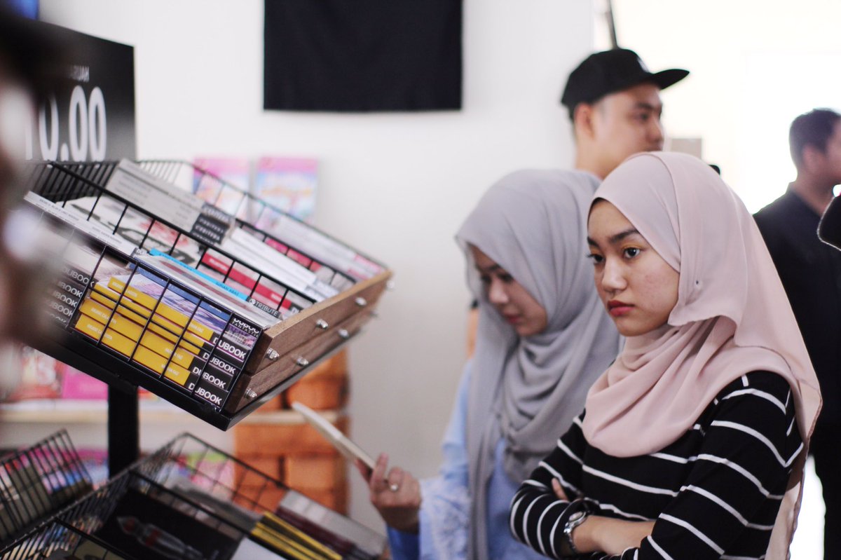 BukuMahakarya's tweet photo. #PembakaranOborKediamanBuku
#KediamanBuku
#WriteAndBrave
#RabakLit
#Terfaktab
Pictures by @AsyrafRosdy https://t.co/lYma2Y4PI0