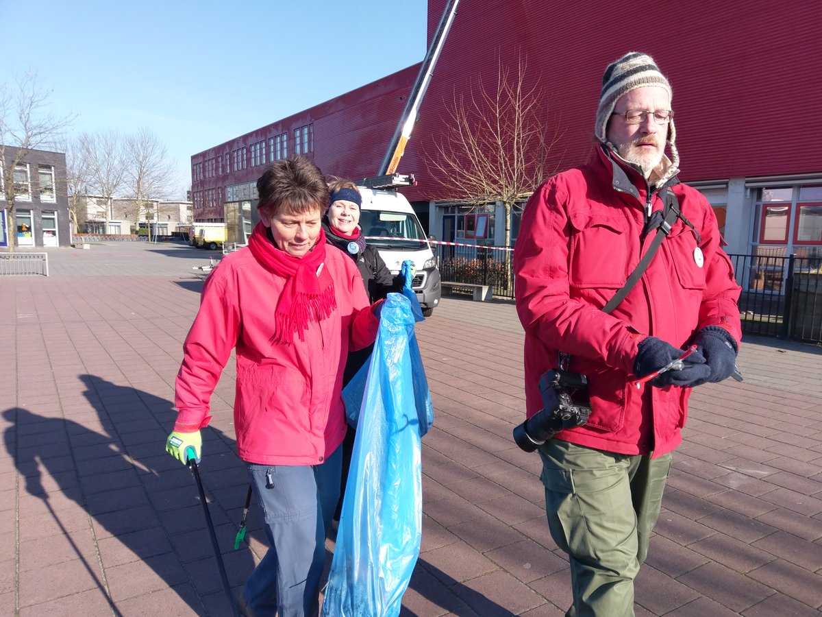 PvdD_Almere's tweet photo. Gisteren was er weer een spontaan door ouders en bewoners, rond de OBS De Archipel in de Eilandenbuurt, georganiseerde opruimactie. De Partij voor de Dieren ondersteunt dit soort initiatieven van harte en droeg ook haar steentje bij. #supporterSchoon #Almere https://t.co/yHzRTSLs6R