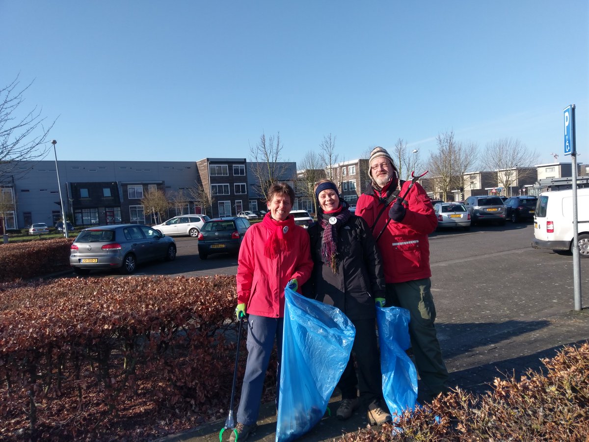 PvdD_Almere's tweet photo. Gisteren was er weer een spontaan door ouders en bewoners, rond de OBS De Archipel in de Eilandenbuurt, georganiseerde opruimactie. De Partij voor de Dieren ondersteunt dit soort initiatieven van harte en droeg ook haar steentje bij. #supporterSchoon #Almere https://t.co/yHzRTSLs6R
