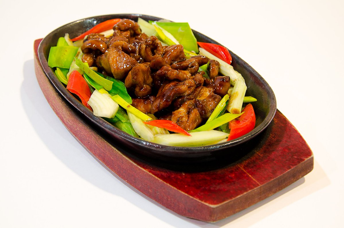 yangsingcathay's tweet photo. Fancy something a bit different? Taiwanese Sizzling Chicken😋with sweet soya sauce😋 #sizzlingchicken #manchester https://t.co/7iToXMPVZd