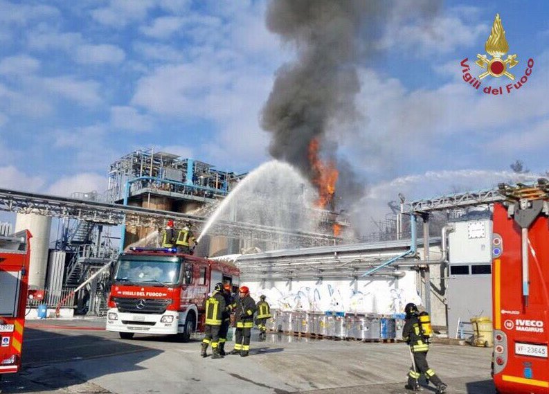 RaiNews's tweet photo. Esplosione in azienda per lo smaltimento di rifiuti industriali a #Bulgarograsso (Como). Diversi feriti, uno in codice rosso. Al lavoro @emergenzavvf → https://t.co/gmhZiAZTEL https://t.co/keoK398yq7