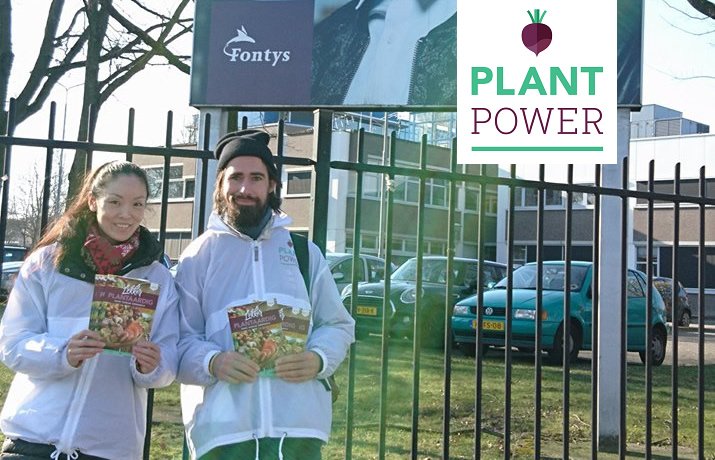 Tjing en Hugo stonden vandaag in Eindhoven bij de Fontys Hogeschool en deelden in totaal 300 vegan starter guides uit.  #vegan #outreach