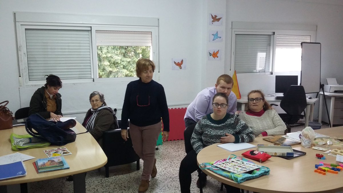 pveste's tweet photo. La Asociación de Autismo en Estepona con vari@s usuari@s. https://t.co/C8UuTKHojV