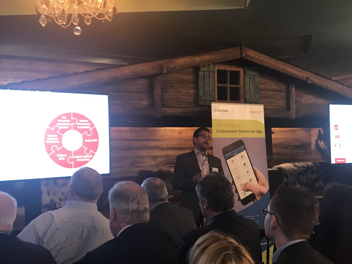 TDSYNNEX_UKORCL's tweet photo. #OraclePub18 Archie Dhaliwal presenting #MySQL strategy #oraclepartner #TechDataAS https://t.co/metItnBnUX
