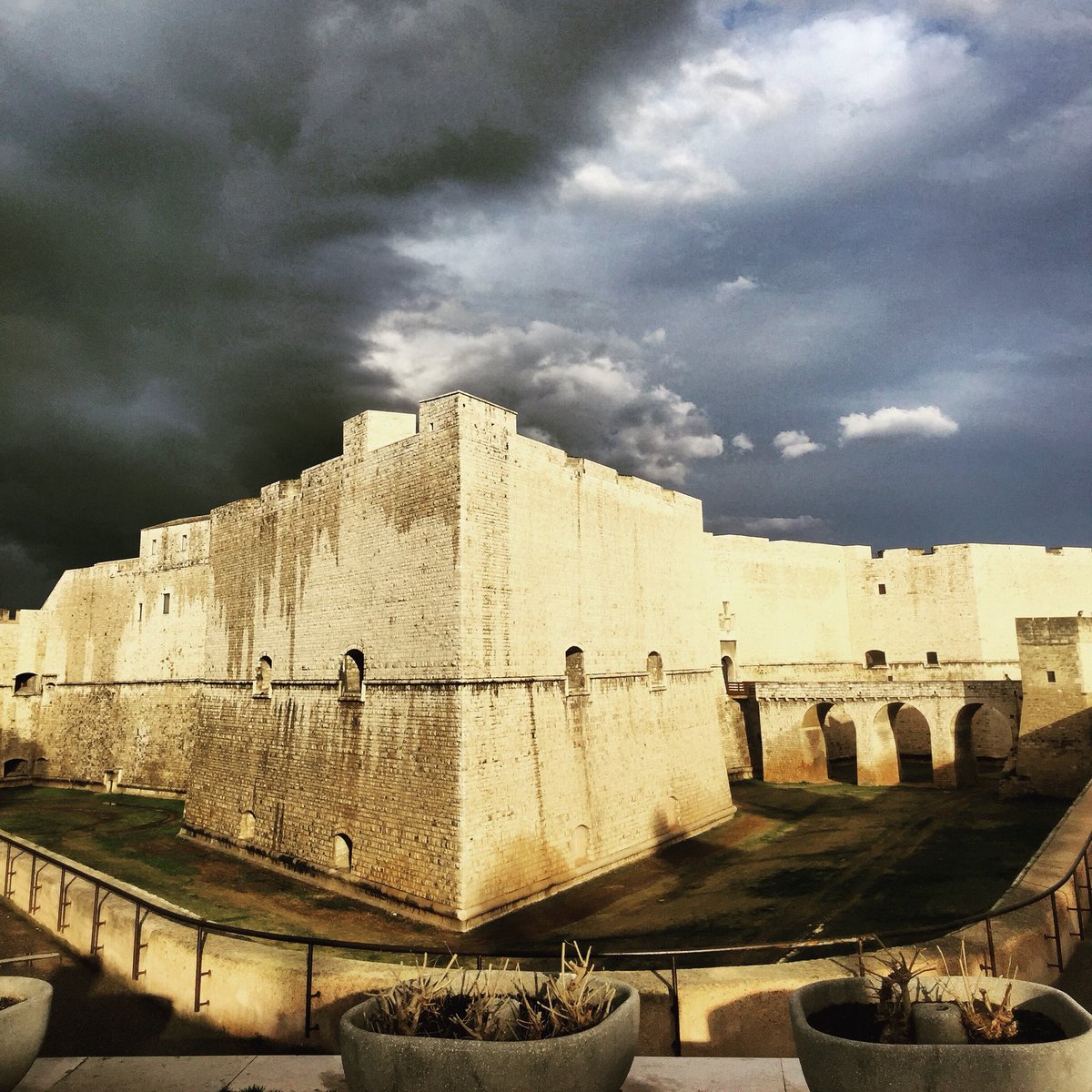 Oggi il Castello di #Barletta ha un  cielo imbronciato sulla sua testa 😌 <a href="/DibenedettoFed/">Federica Dibenedetto</a> <a href="/pcascella/">Pasquale Cascella</a> <a href="/peppedimiccoli/">Giuseppe Dimiccoli</a> <a href="/SteveBagoPhoto/">Steve Bago</a> @themorasmoothie <a href="/VisitBAT/">VisitBAT</a> #puglia