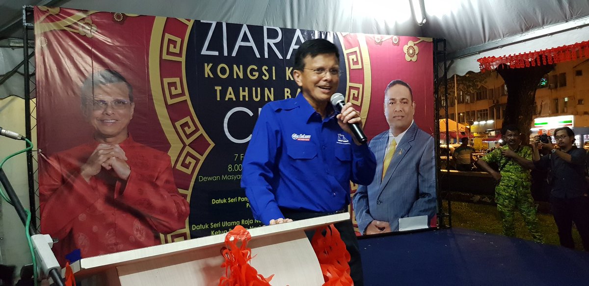 petalingputra's tweet photo. Program Ziarah Kongsi Kasih sempena Tahun Baru Cina 2018 di #TamanSriSentosa bersama @RajaNongChik .Moga setiap penerima yang berjumlah 500 orang mlm ini ceria khasnya Kaum Tionghua yg menyambut #GongXiFaiCai minggu depan. Tkasih @NajibRazak @Zahid_Hamidi @azeezputera @Zuhri https://t.co/kmiPYGuQnQ