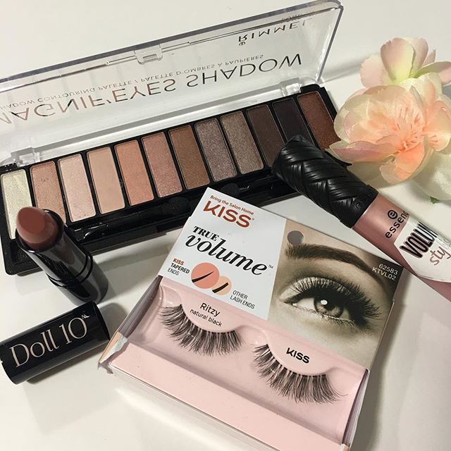 Heidiasoj5's tweet photo. Another Snow day today! So going to take some “me” time and play with some falsies today! It’s all about the eyes 👀 and adding in my favorite shade of Doll 10 lipstick! 👄 today! #motd
.
.
.
#makeup #makeupfortoday #beauty #beautyblogger #instagram #… https://t.co/79rWZrfTeN https://t.co/dLJc8HsdKU
