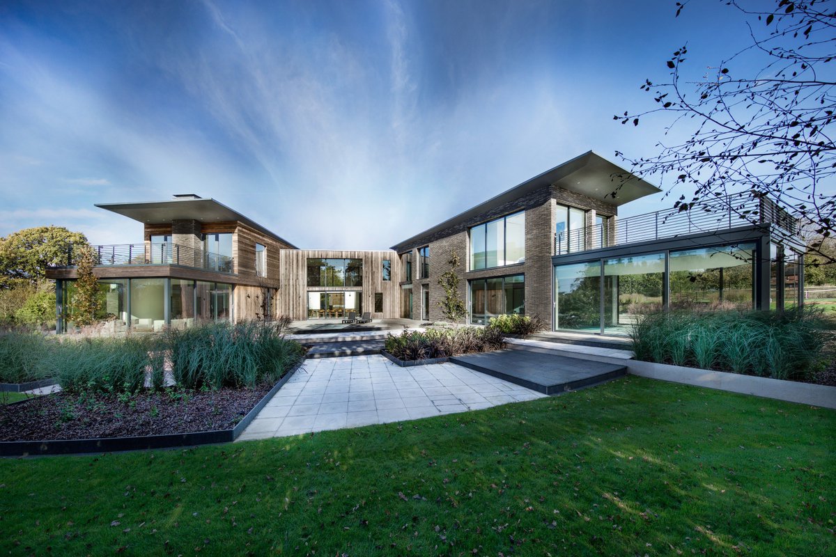 worldarchnews's tweet photo. This family home in the UK captures the very best of the elements throughout the day
#ARDesignStudio #Kebony
https://t.co/4ycB5HnEs3 https://t.co/T15U43XgzJ