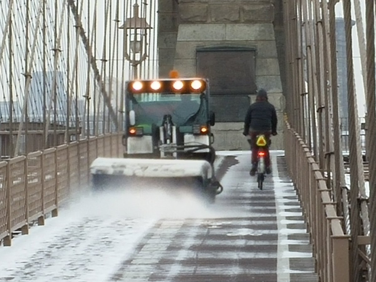 rcy's tweet photo. @NYCMayorsOffice Thanks to @NYC_DOT for the great roller-broom job on #brooklynbridge! https://t.co/WSFrgCizsU