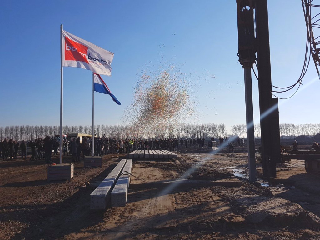 Stralend weer tijdens het slaan van de officiële eerste paal van 58 <a href="/BoltonalaCarte/">Bolton à la Carte</a> woningen 'De Lommer' te #Numansdorp door wethouder Bas Boelhouwers van @GemCromstrijen.