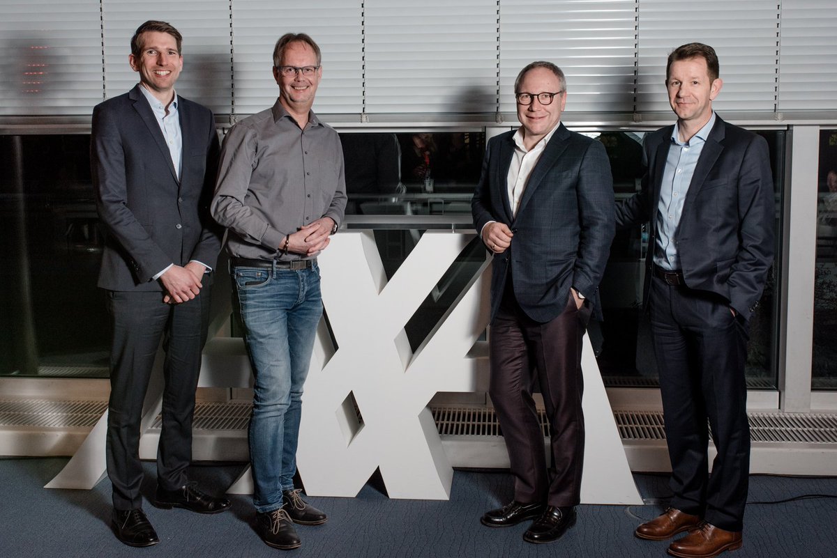Herzlichen Glückwunsch: Gewinner der #axastartupnight Claims ist <a href="/BrightmavenInfo/">Brightmaven</a>. CEO Peter van Marwyck (2.v.l.) nahm den Preis von #AXA Deutschland CEO Alexander Vollert, Schaden-Vorstand Frank Hüppelshäuser und Johannes Dick, Leiter der Konzernentwicklung bei AXA, entgegen.