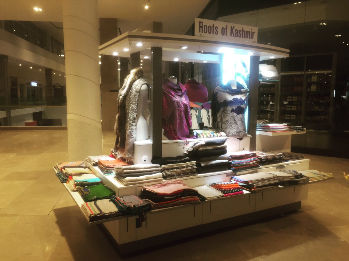 leaseCartWheels's tweet photo. ROOTS of KASHMIR POP-UP SHOP now open @erinmillstown One week only! Find them on the upper level by the Body Shop. #pashminas #style #fashion #quality #scarves #pop-up #Mississauga #quality #silk #cashmere #Luxury https://t.co/GbQy8QibXY