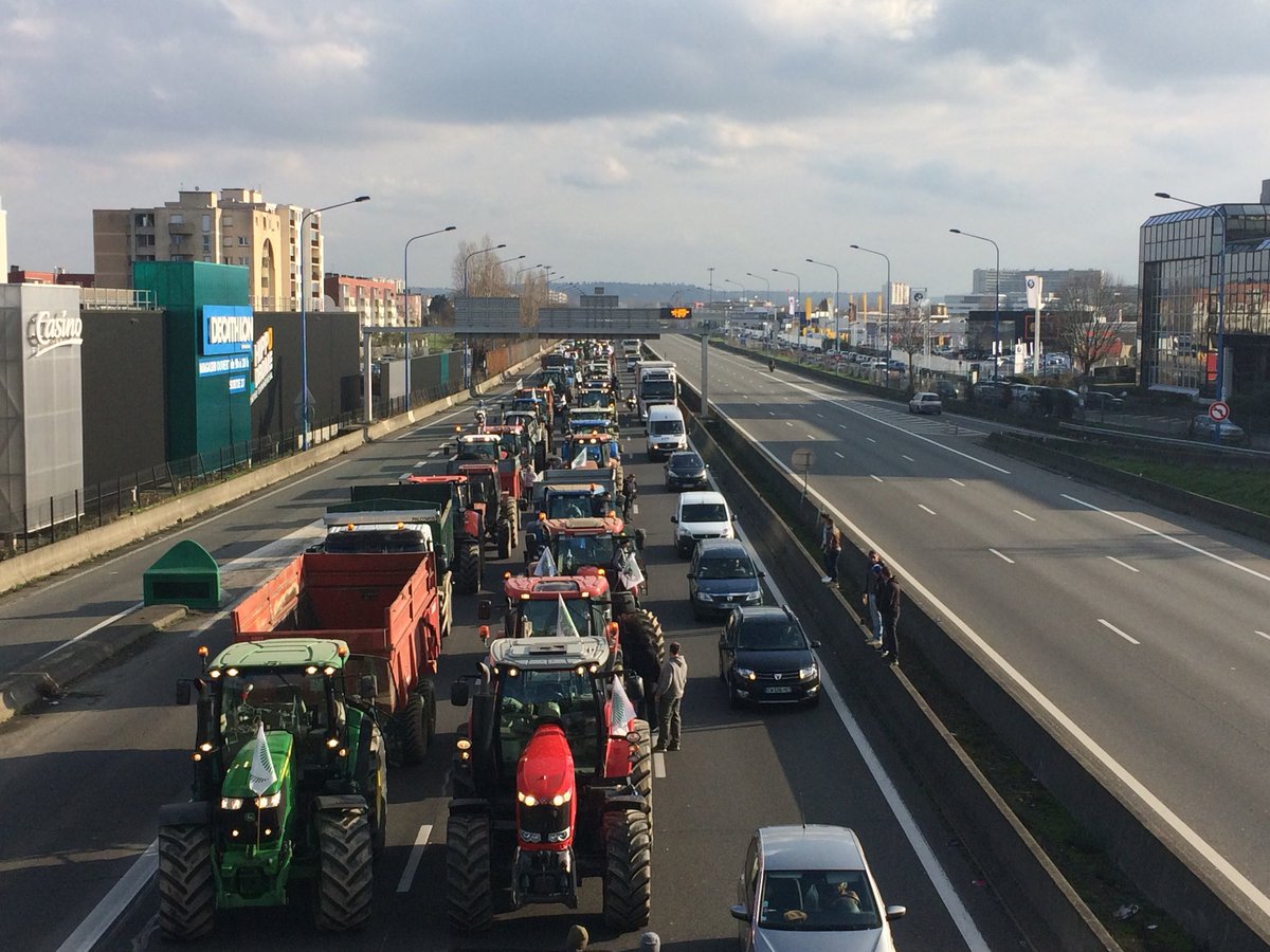 stefcompan's tweet photo. Opération blocage du périphérique de par les #agriculteurs sur #Toulouse https://t.co/0FmTC5JqFS