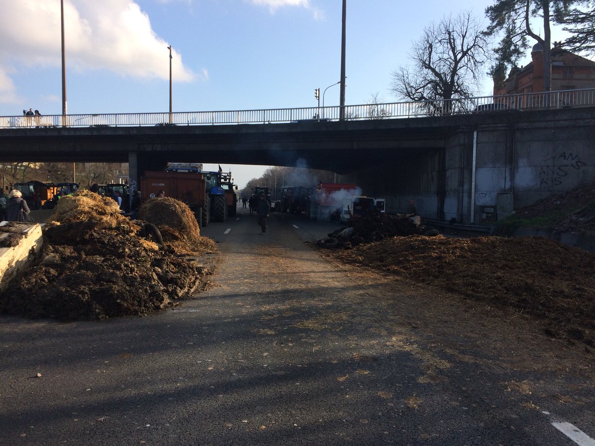 stefcompan's tweet photo. Opération blocage du périphérique de par les #agriculteurs sur #Toulouse https://t.co/0FmTC5JqFS