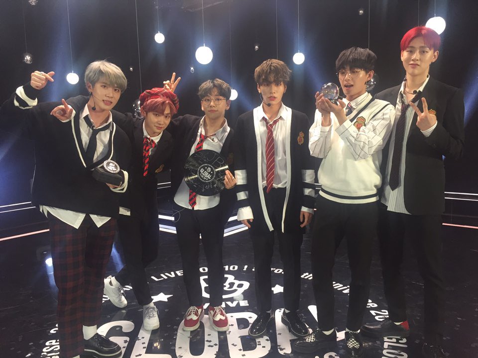 JBJofficial787's tweet photo. [#JBJ_TODAY] JBJ가 2018 GLOBAL ROOKIE TOP 5라는 뜻깊은 상을 수상했습니다🏆 조이풀과 함께 수상의 기쁨을 누려 더 기뻤어요 💕 앞으로 더 빛날 JBJ의 2018년을 기대해주세요! 🍓😑😲🕺🏻😬🔥 https://t.co/TuXWaWpfQ1