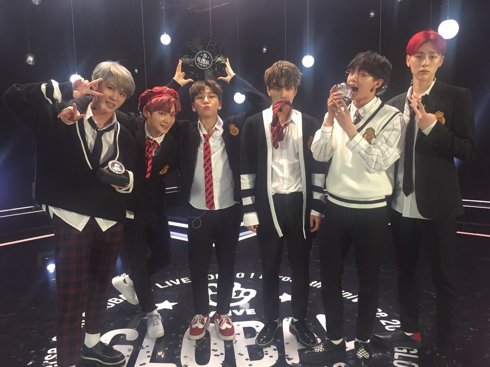 JBJofficial787's tweet photo. [#JBJ_TODAY] JBJ가 2018 GLOBAL ROOKIE TOP 5라는 뜻깊은 상을 수상했습니다🏆 조이풀과 함께 수상의 기쁨을 누려 더 기뻤어요 💕 앞으로 더 빛날 JBJ의 2018년을 기대해주세요! 🍓😑😲🕺🏻😬🔥 https://t.co/TuXWaWpfQ1