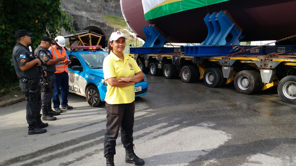 prefitaguai's tweet photo. Agentes de trânsito da Sectran participam de megaoperação para transporte de submarino. Partes da embarcação estão sendo transportadas por etapas pelas ruas do município. Saiba mais: https://t.co/XTcSmtfbfK
#itaguaí #submarino #transporte #nuclep #icn #naval #charlinho #sectran https://t.co/ujgz8kl1x2