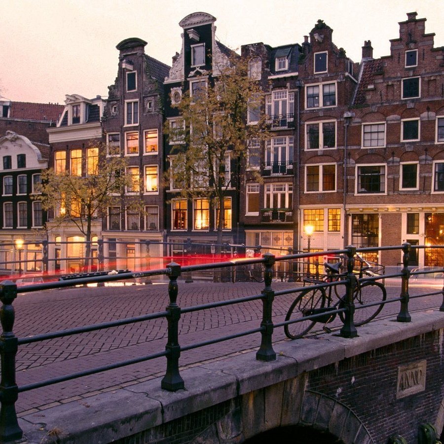 lienengiel's tweet photo. Very close to our shop @lienengiel Enjoy this pic ❤ #lienengiel #lienengielworld #city #citytrip #iamsterdam #amazing #amsterdam #holland #europe #fashion #travel #bike #canal #tourism #urbanphotography #photography #Europe #holland https://t.co/bK1Vwi7bAm