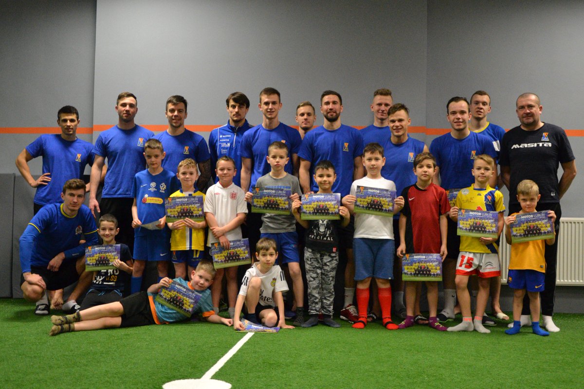 MotorLublin's tweet photo. Zawodnicy Motoru Lublin odwiedzili dziś dzieci spędzające zimowe ferie na półkolonii w Fabryce Ogólnego Rozwoju ⚽

Jak widać na zdjęciu, wśród zaskoczonych wizytą chłopców byli również zagorzali fani naszej drużyny ;) https://t.co/MAoMWat2ps