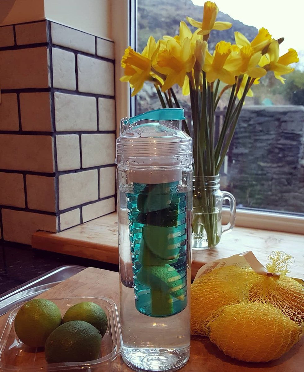 CaRysPoXoN's tweet photo. #waterchallenge #lemon #lime https://t.co/HKttvsF0Au