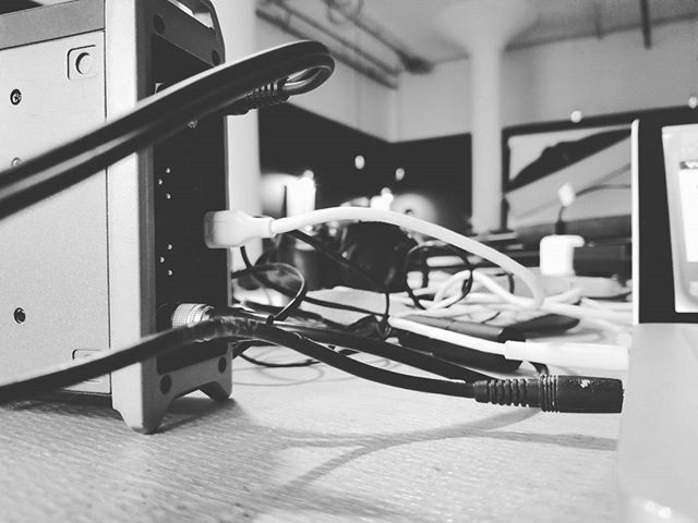 richardhawke's tweet photo. Fun for production geeks... using the #zoomf4 as a quick audio interface https://t.co/BpUyi6t8RF https://t.co/QjDDiIGgtB