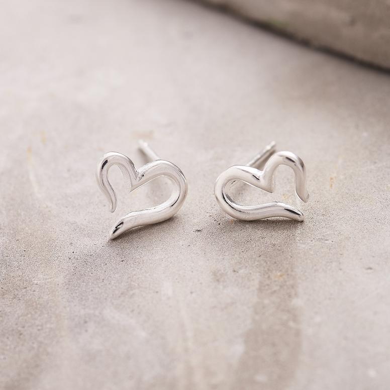 NunuJewellery's tweet photo. Treat your partner this Valentine's Day with these gorgeous Sterling Silver Ribbon Heart Earrings - shop https://t.co/1FswXS3kWd https://t.co/XHLTEqYJu9