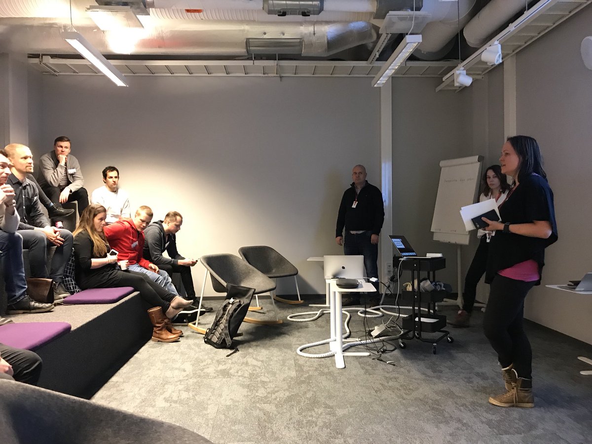 susannaharkonen's tweet photo. Mukava Different viewpoints to design #ixdatre -tapahtuma tänään Tampereen Digialla. @timyllym ja Hanne Zenjuga esittelevät Hämeenlinnan kaupungin voitokasta suunnittelukilpailua. @digiaonline #digiadesign https://t.co/CoKRxoljpG