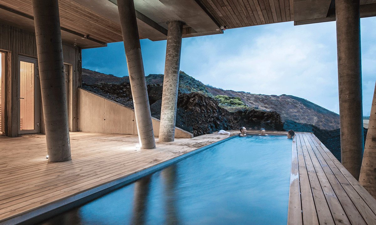 PureResorts's tweet photo. Uma paisagem de outro mundo encontra o luxo arquitetônico no ION Adventure Hotel, localizado em Selfoss, na Islândia. Possui uma banheira de hidromassagem de 10 metros de comprimento e oferece vários passeios ao ar livre. 
#Hotel #Luxo #Islandia #Travel #PureVIP #PureResorts https://t.co/53lV8m8Qp2