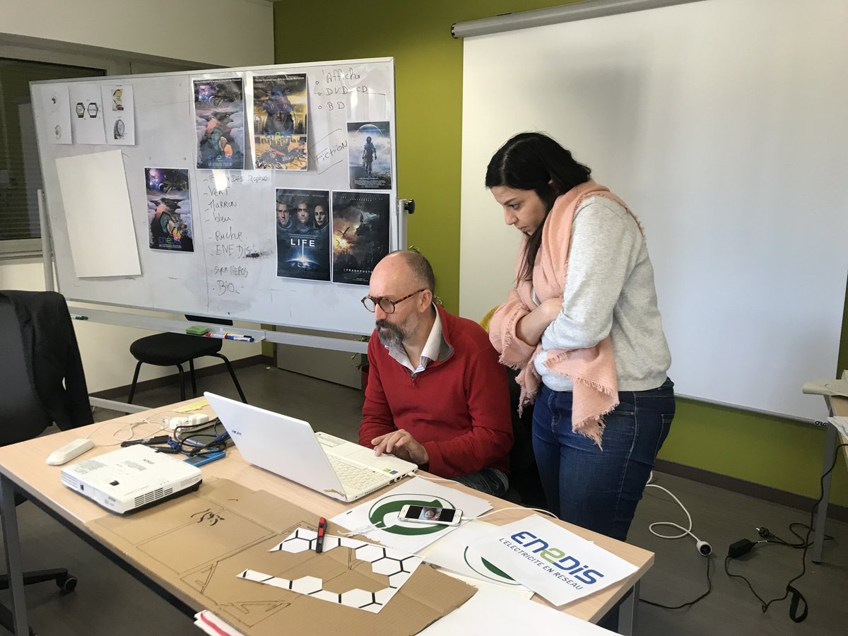 MyGrandNarbonne's tweet photo. Henri Lacotte, professeur à l’Ecole d’art plastiques du @GrandNarbonneCA intervient sur le module #Design du Diplôme Universitaire Manageur d’atelier de fabrication #numérique à @INESS_GN https://t.co/0Hq4wYQmi8