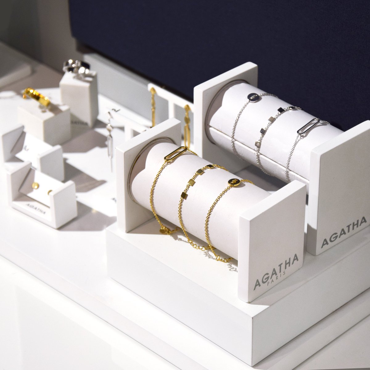 Zoom sur nos dernières nouveautés : ARRONDI, DISC et CARRE ; des bijoux graphiques à accumuler selon vos envies. 👀💙
A découvrir dès à présent en boutique et sur notre site : agatha.fr ✨