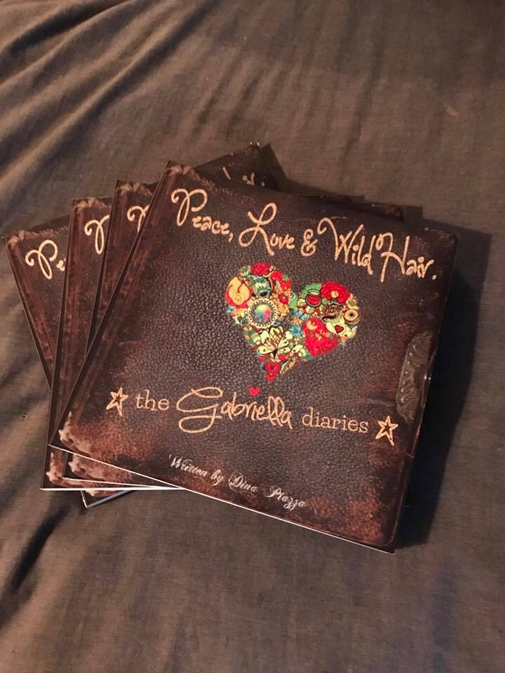 getahaircutman's tweet photo. Get https://t.co/DBCEFnaaJn $1.00 p/book and $1.00 p/bookmark will go to @JaniesFund https://t.co/QyHetQm0Gx see all donations there! @youthvillages Be thankful for not needing a place like Janie's House, and God Bless those that do ❤ @heislerphoto @IamStevenT @BeautyLaunchpad https://t.co/HTLtFZ8CxU